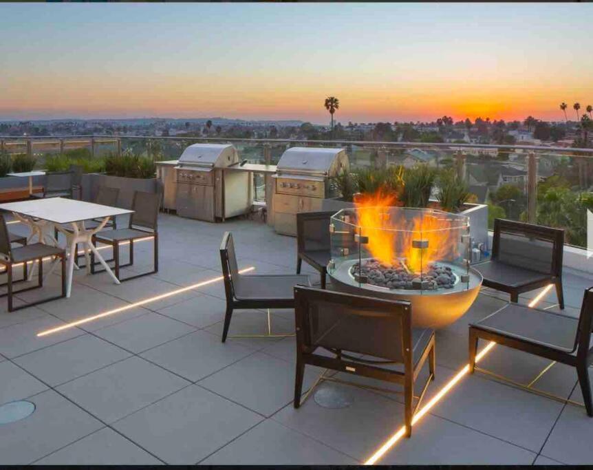 Relax On Wilshire With A View Lägenhet Los Angeles Exteriör bild